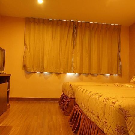 499 Hotel Ratchadapisek Bangkok Luaran gambar