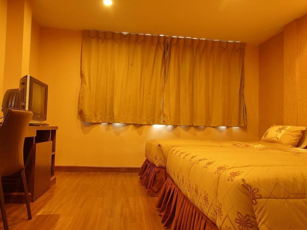 499 Hotel Ratchadapisek Bangkok Luaran gambar